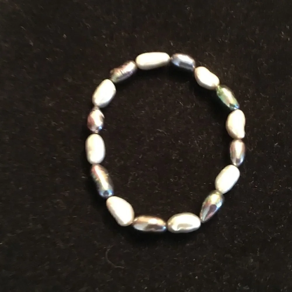 Elasticized Free Form Pearls in Grey and Black Bracelet